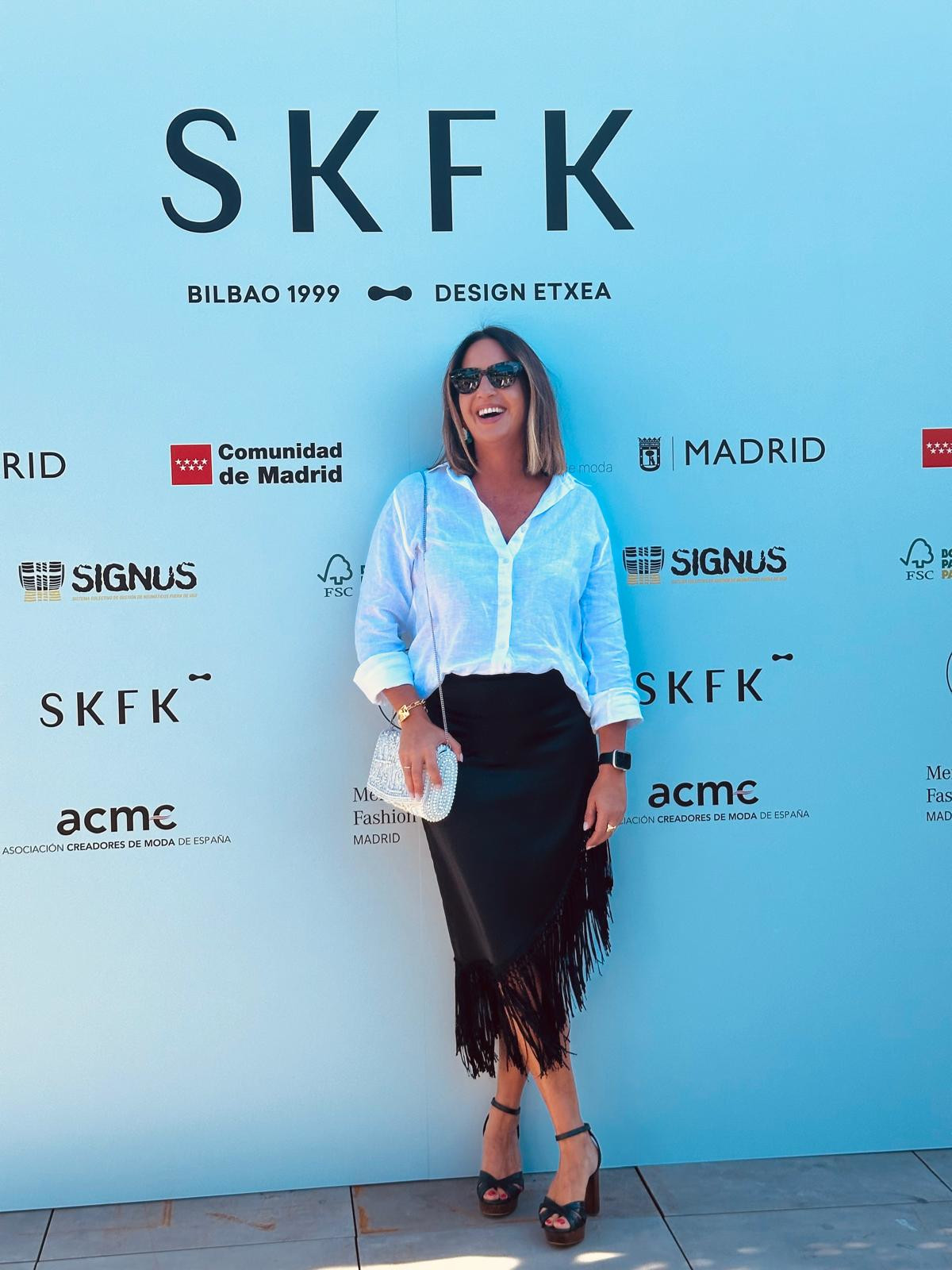 la influencer Lucia Lipperheide de Homes Styles posando en un photocall